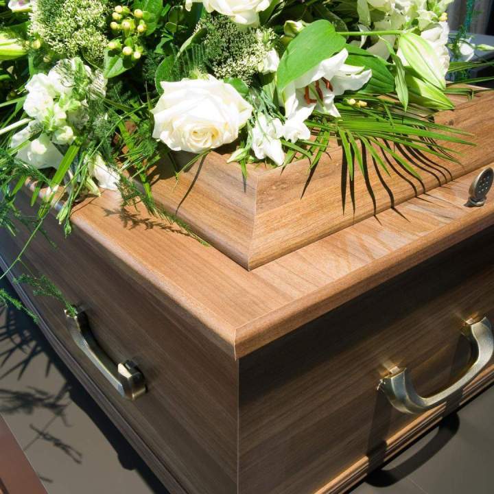 Cercueil en bois clair et arrangement floral Guadeloupe